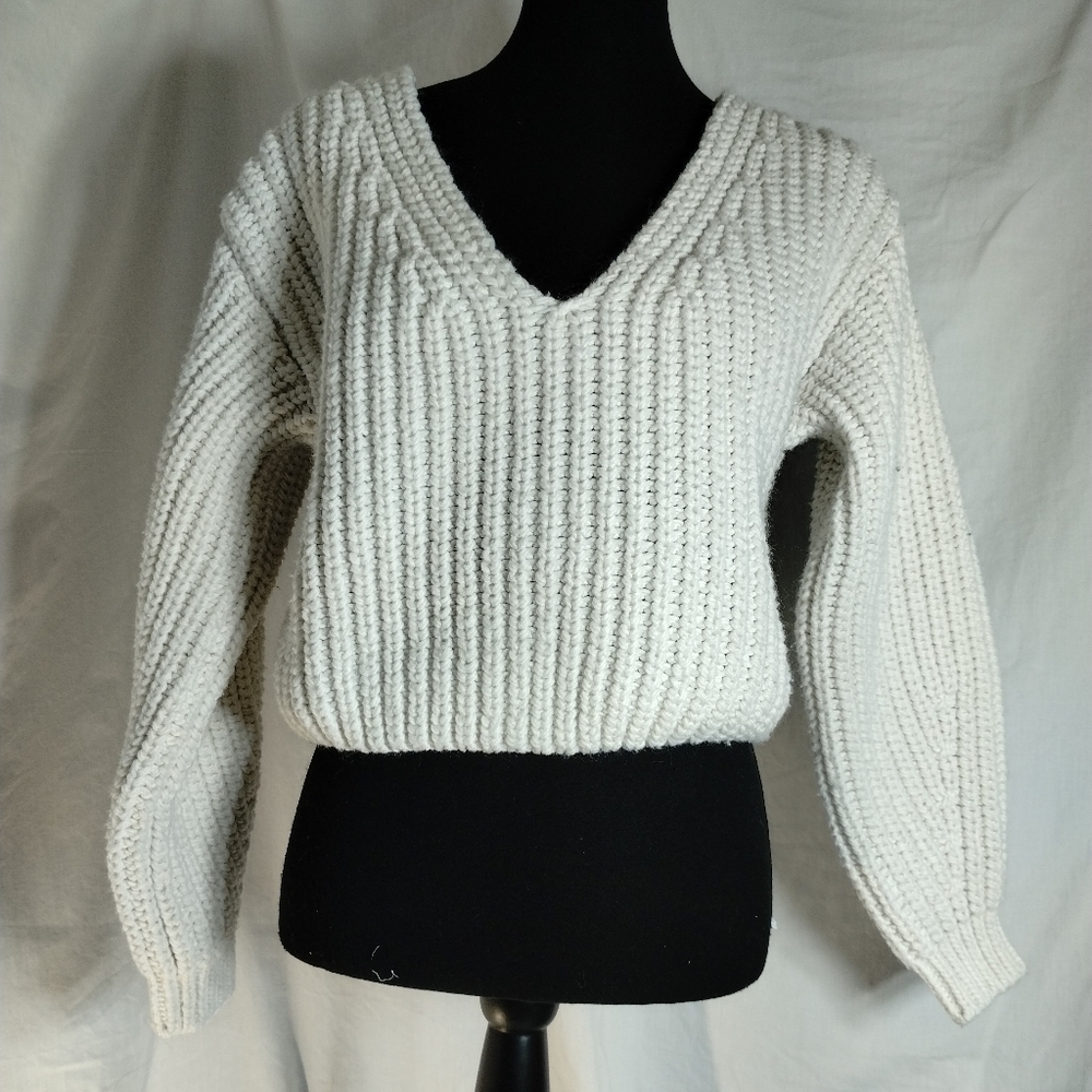 H&M V-neck Rib Knit Cropped Cream Colored Sweater Size S